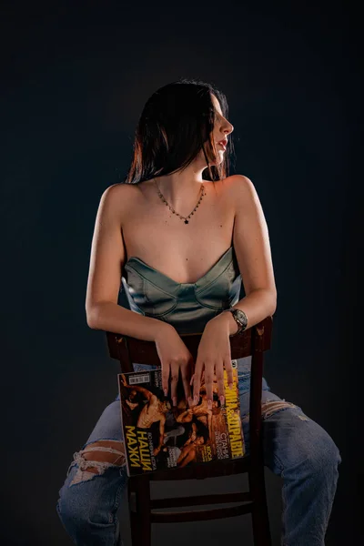 Attractive Beautiful Girl Posing Studio Magazine While Sitting Chair — Stockfoto