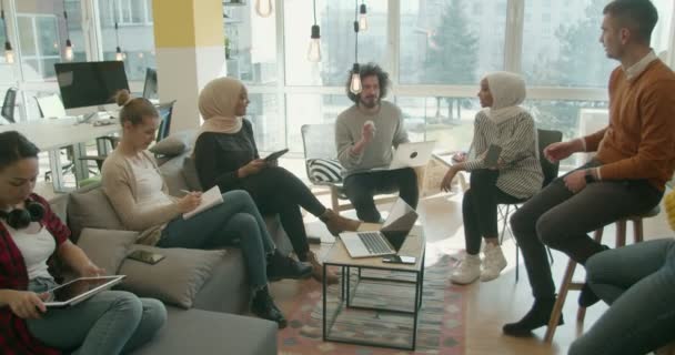 Gruppe Multiethnischer Mitarbeiter Bei Einem Gespräch Über Den Nächsten Großen — Stockvideo