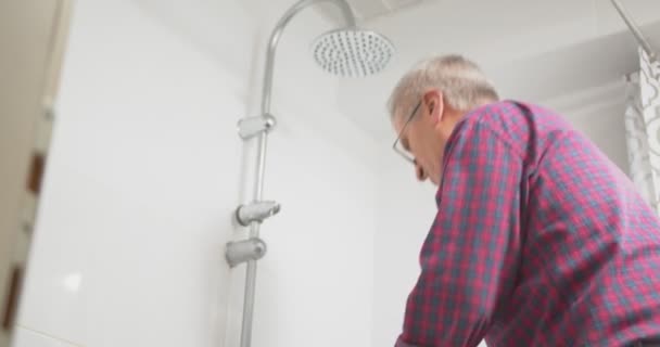 Senior Handyman Repairing Shower — Stock Video