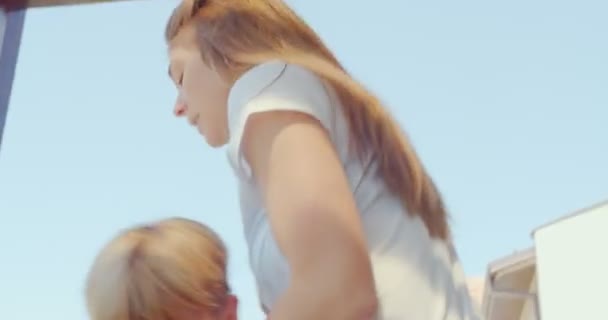 Vacker Mor Leker Med Sin Son Medan Pappan Går Omkring — Stockvideo