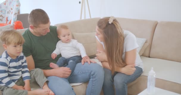 Beide Eltern Kommunizieren Mit Ihren Kindern — Stockvideo