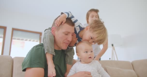 Ojciec Opiekuje Się Dziećmi Podczas Gdy Matka Dołącza Sceny — Wideo stockowe