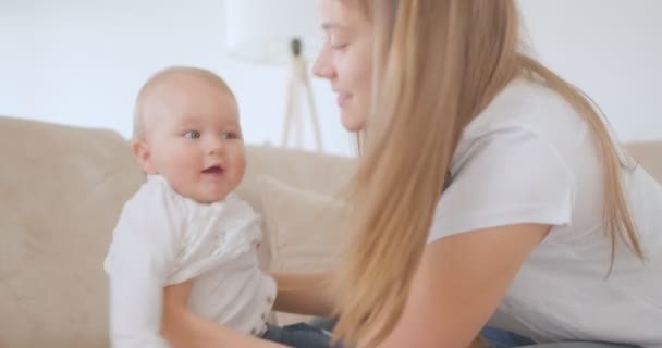 Joven Madre Besando Lindo Bebé Ayudando Bebé Ponerse Pijama — Vídeos de Stock
