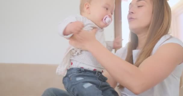 Madre Pasando Tiempo Con Bebé — Vídeos de Stock