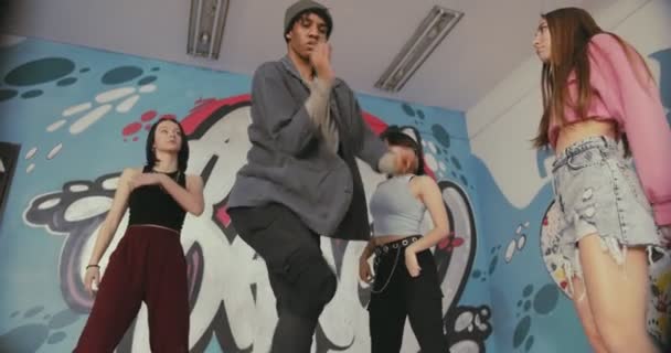 Ung Grupp Som Dansar Sin Studio — Stockvideo