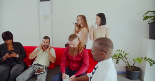 Groep Van Multiraciale Zakenmensen Hebben Een Koffiepauze Terwijl Allemaal Samen — Stockvideo