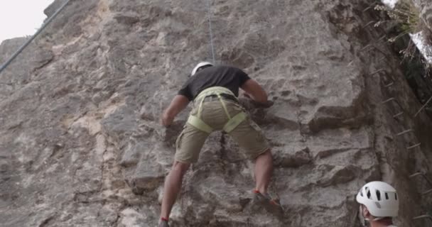 Guapo Forma Chico Está Escalando Roca Grande Muy Seguro Mientras — Vídeos de Stock