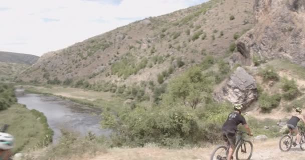 Ομάδα Φίλων Κάνουν Ποδήλατο Μαζί Κάτω Στο Λόφο Ενώ Περνάνε — Αρχείο Βίντεο