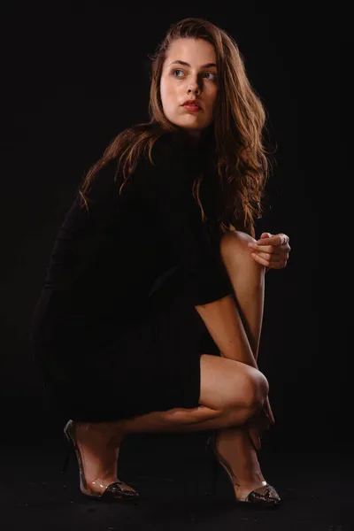 Портрет Привлекательной Изолированной Модной Девушки Юбке Позирующей Черном Фоне — стоковое фото