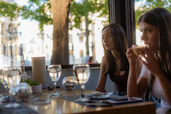 Hermosas Atractivas Amigas Jóvenes Están Hablando Tomando Café Cafetería — Foto de Stock