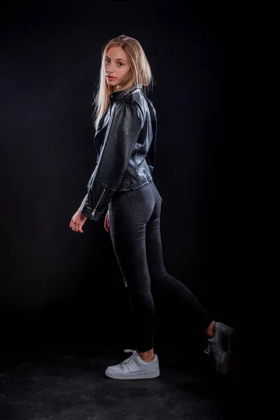 Портрет Привабливої Молодої Жінки Одягненої Стильні Чорні Джинси Спортивний Піджак — стокове фото