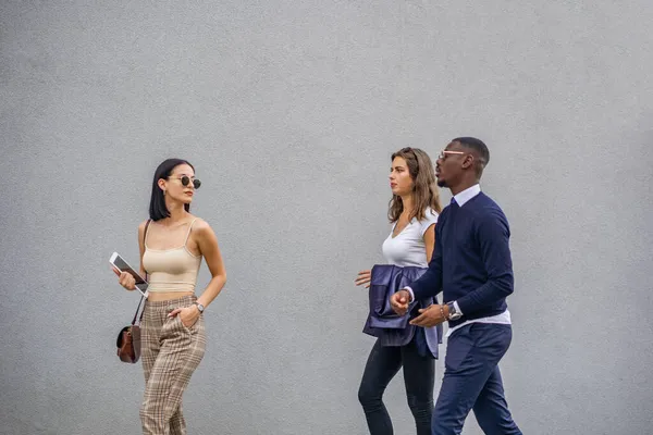 Tre Multiraciala Affärsmän Går Tillsammans Medan Pratar — Stockfoto