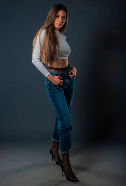 Modern Tarz Giyinen Havalı Bir Genç Kadının Vücut Fotoğrafı — Stok fotoğraf