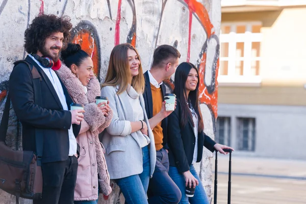 Gruppe Von Freunden Kollegen Die Einem Städtischen Gebiet Abhängen — Stockfoto