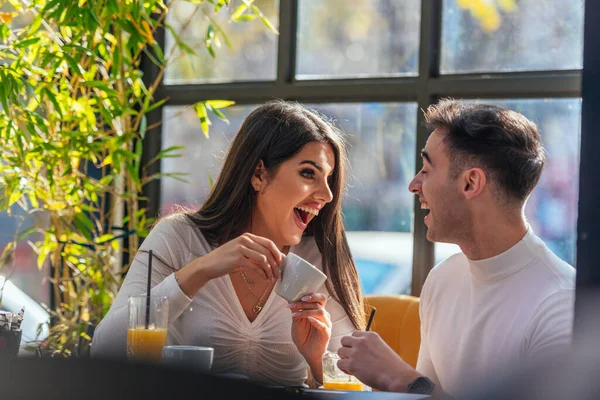 Twee Gelukkige Jongeren Lachen Terwijl Aan Een Tafel Zitten Een — Stockfoto