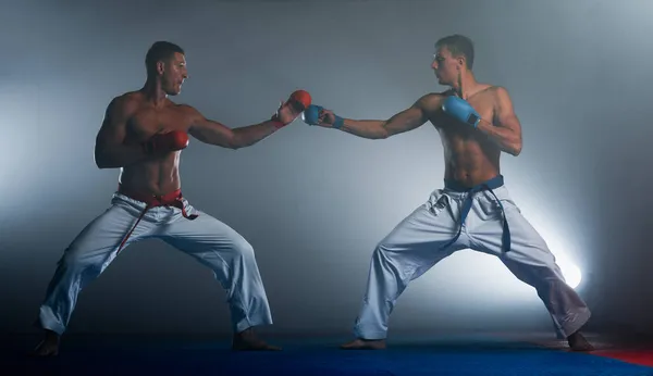 Artes Marciales Karate Combatientes Practicando Karate Aislados Sobre Fondo Oscuro — Foto de Stock