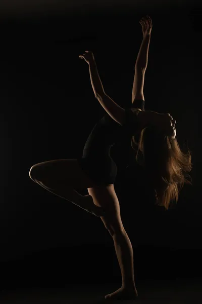 Silueta Femenina Bailarina Dobla Espalda Mientras Equilibra Una Pierna — Foto de Stock