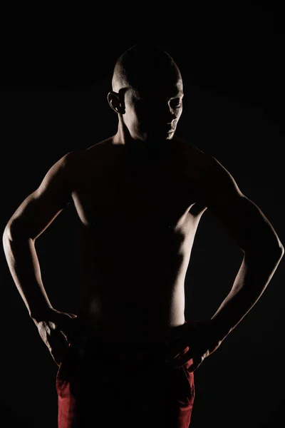 Sylwetka Przystojny Topless Czarny Mężczyzna Pozowanie Jego Czerwony Dżinsy — Zdjęcie stockowe