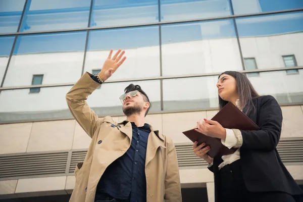 Assistente Maschile Sta Spiegando Piano Suo Capo — Foto Stock