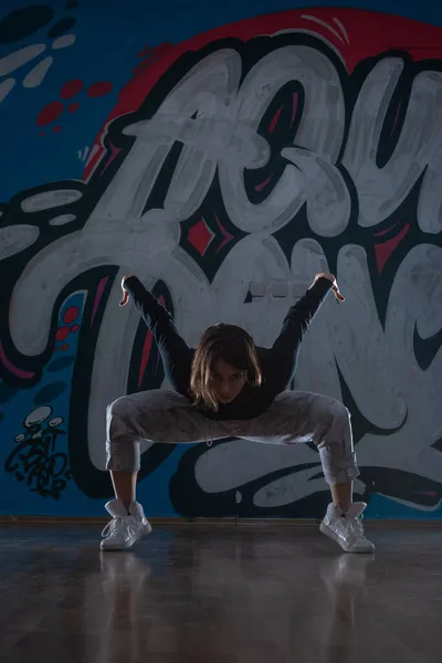 Graffiti Stüdyosunun Arka Planında Dans Eden Genç Bayan Hiphop Dansçısının — Stok fotoğraf
