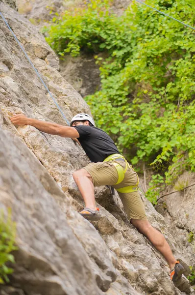 Fit Knappe Kerel Klimmen Emountain Heuvel Terwijl Het Denken Van — Stockfoto