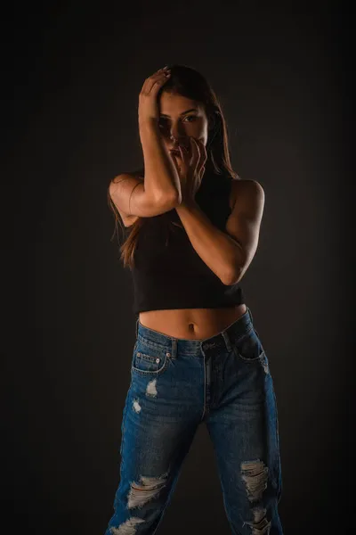 Bonito Bela Jovem Está Posando Estúdio Enquanto Sendo Vestido Casualmente — Fotografia de Stock