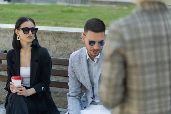 Tres Empresarios Están Teniendo Una Conversación Seria Sobre Empresa — Foto de Stock