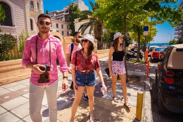 Pár Turistů Kteří Společně Objevují Nové Město Fotí Instax Kameře — Stock fotografie