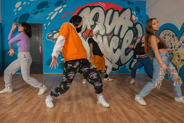 Renkli Dans Eden Genç Dansçılar Hip Hop Yaparken Eğleniyorlar Aktif — Stok fotoğraf