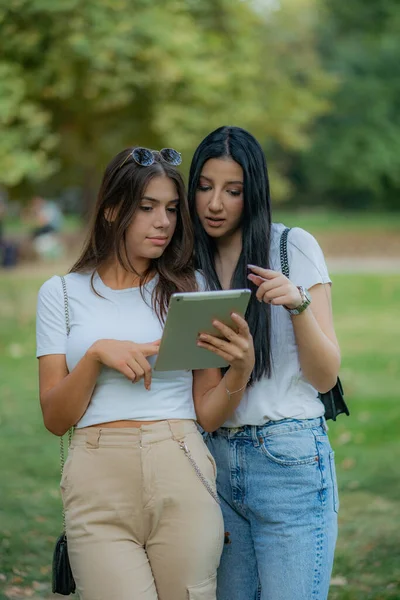 Due Belle Migliori Amiche Stanno Controllando Qualcosa Sul Tablet — Foto Stock