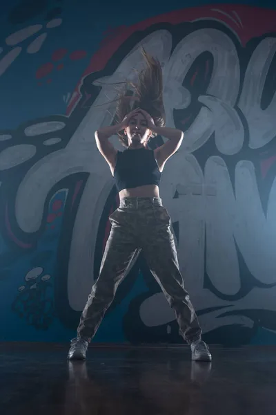 Vrouwelijke Danser Tegen Donkere Achtergrond Rook Verlichting Podium Setup — Stockfoto