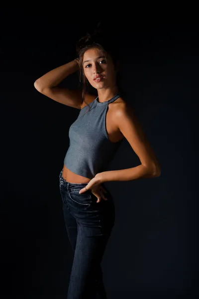 Retrato Una Hermosa Modelo Femenina Posando Vaqueros Moda Camiseta Sin — Foto de Stock