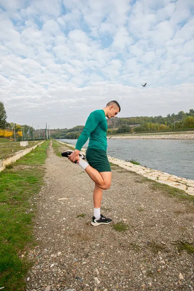 Attraktiver Und Gutaussehender Kerl Streckt Sein Bein Beim Aufwärmen Vor — Stockfoto