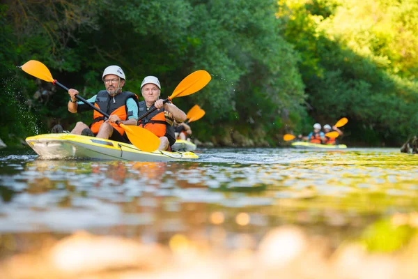 Par Amigos Mayores Varones Están Haciendo Kayak Junto Con Resto —  Fotos de Stock