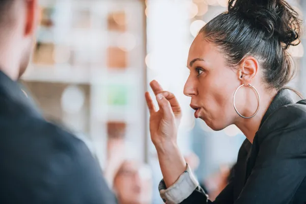 Aantrekkelijk Koppel Dat Een Aangenaam Gesprek Voert Een Restaurant — Stockfoto