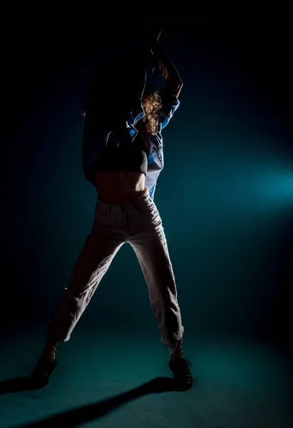 Modern Dans Sanatçısı Dans Antrenmanı Sırasında Egzersiz Yapıyor — Stok fotoğraf