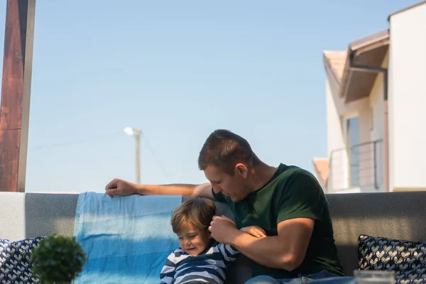 Guapo Padre Adorable Joven Hijo Están Sentados Hablando Juntos —  Fotos de Stock