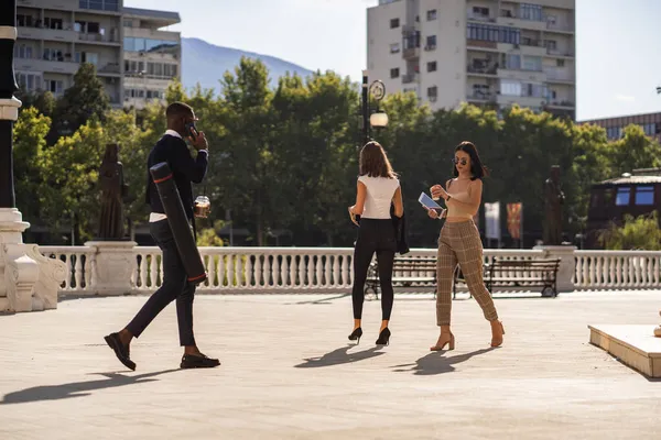 Tres Personas Negocios Multirraciales Están Teniendo Prisa Por Reunión Que — Foto de Stock