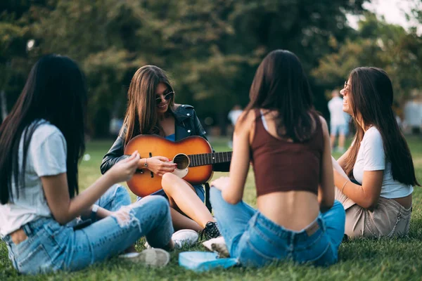 Meninas Bonitas Estão Sorrindo Curtindo Músicas Que Seu Amigo Está — Fotografia de Stock