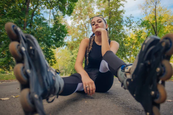 Mulher Jovem Surpreendente Com Tranças Cabelo Posando Patins Enquanto Sentado — Fotografia de Stock