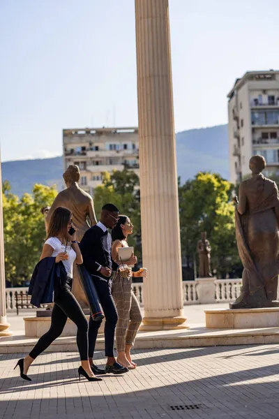 Çok Irklı Adamı Önemli Toplantıya Katılmak Için Acele Ediyorlar — Stok fotoğraf