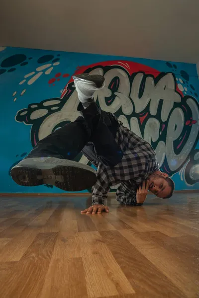 Trendiger Junger Mann Tanzt Vor Graffiti — Stockfoto