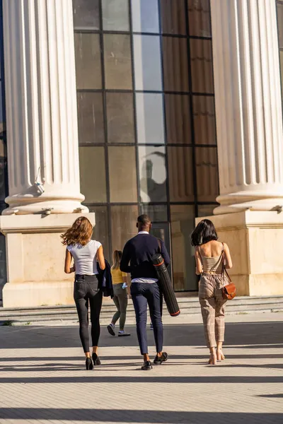 Três Parceiros Negócios Multirraciais Estão Andando Juntos Enquanto Conversam — Fotografia de Stock