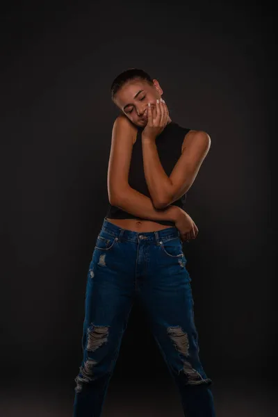 Attraktive Und Schöne Junge Mädchen Ist Niedlich Während Posiert Studio — Stockfoto