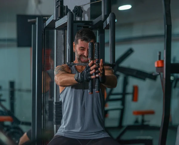 Entrenador Maduro Atleta Ejercitando Los Músculos Del Pecho Haciendo Ejercicios — Foto de Stock