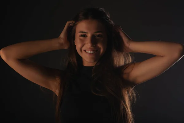 Retrato Una Hermosa Joven Sonriendo Mientras Posaba Estudio — Foto de Stock