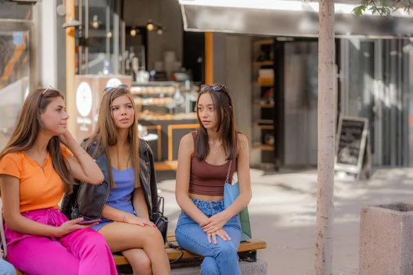 Drei Attraktive Und Schöne Mädchen Unterhalten Sich Während Einer Pause — Stockfoto