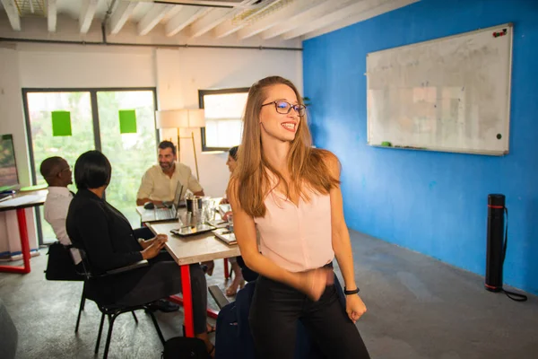 Feliz Jefa Femenina Está Siendo Positiva Mientras Que Sus Parejas —  Fotos de Stock