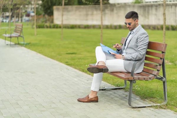 Schöner Geschäftsmann Schmiedet Allein Neue Pläne Für Das Unternehmen — Stockfoto