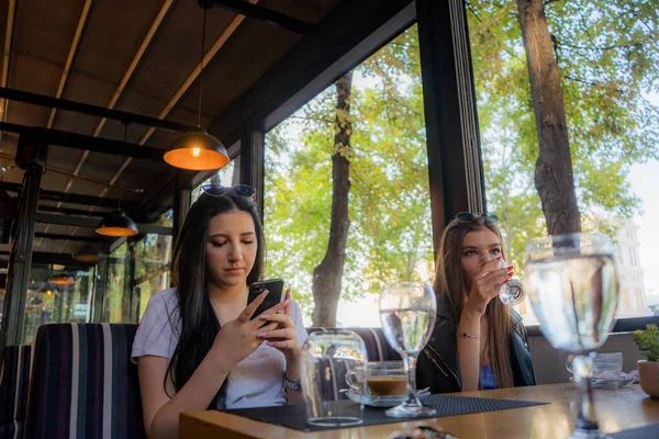 Schwarzhaarige Mädchen Checkt Ihr Handy Und Die Sozialen Medien Während — Stockfoto